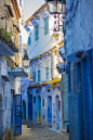 Chefchaouen, Morocco 。舍夫沙万，是摩洛哥最美丽的城鎮，整座依山而建，有着西班牙风格的红瓦屋顶和漆上淡蓝色的墙面。Chefchaouen在当地语言里就是“看那些山峰”的意思，本地人一般都亲切地叫它的小名Chaouen(萧安萧恩)，也就是“山峰们”的意思。这座蓝色老城的典故，据说是因为1930年的移居到此的犹太难民把蓝色视为天空和天堂的颜色，同时也是和平的象徵。 在这裡，你可以穿梭大街小巷探索充满西班牙#景点# #街景##摩洛哥##旅行#