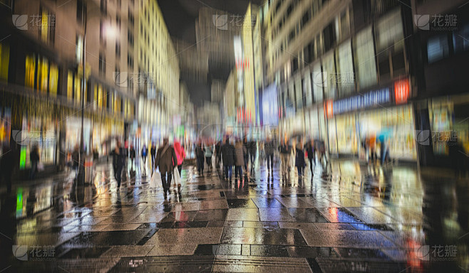 人们走在雨中的城市街道上
