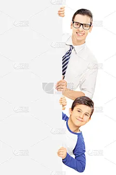 一个小男孩和一个年轻人站在空白面板后面