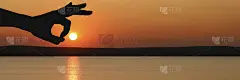 手势-点击太阳。点击。湖面上五颜六色的夕阳。好的姿态。