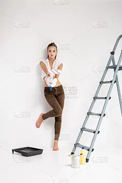 在房子里刷墙的女人