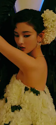 美女壁纸～宋祖儿，这身花裙子也太...@霁枫壁纸的动态