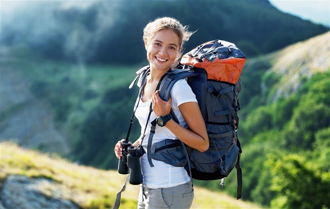 徒步旅行的外国女性高清摄影图片