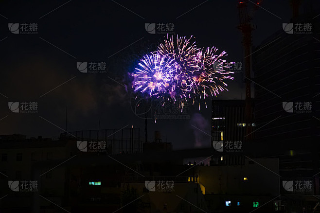 在东京城市的建筑物附近的烟花在夏天的晚上