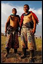 内蒙古的摔跤打扮，裤子和上衣真帅。