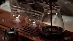 茶道的主人把泡好的茶从茶壶里倒进茶碗旁边的一个水壶里