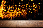背景图像木桌在抽象的餐厅前模糊的灯光