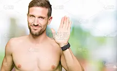 英俊的赤膊男子显示裸体胸部挥手问好，快乐和微笑，友好的欢迎手势