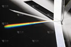 三棱柱散射太阳光在白色背景上分裂成光谱