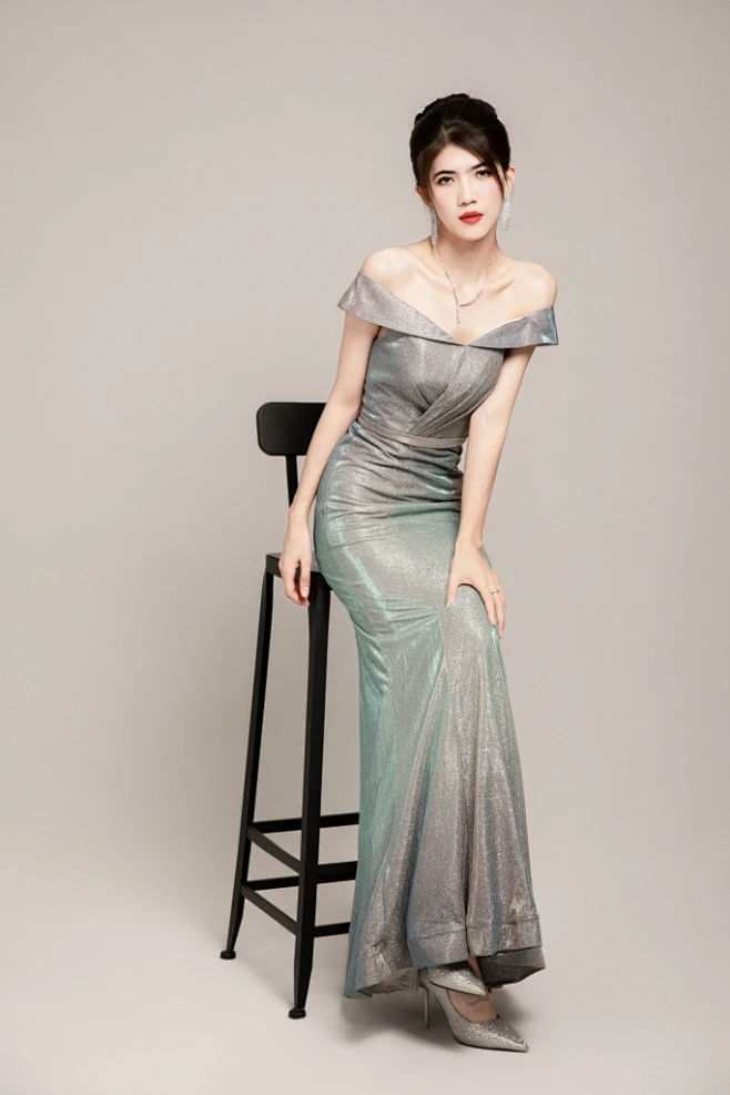 坐姿银色晚礼服名媛女性人物摄影图-花瓣网