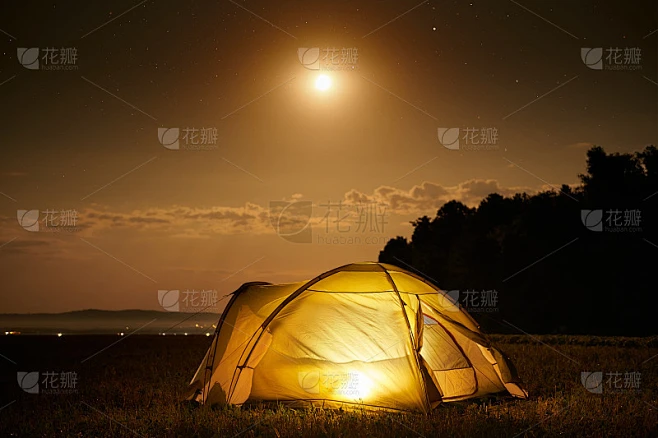 旅行和露营概念-露营帐篷在夜晚的星空下满是星星。橙色发光帐篷。美丽的自然-原野，森林，平原。月亮和月素材-花瓣网