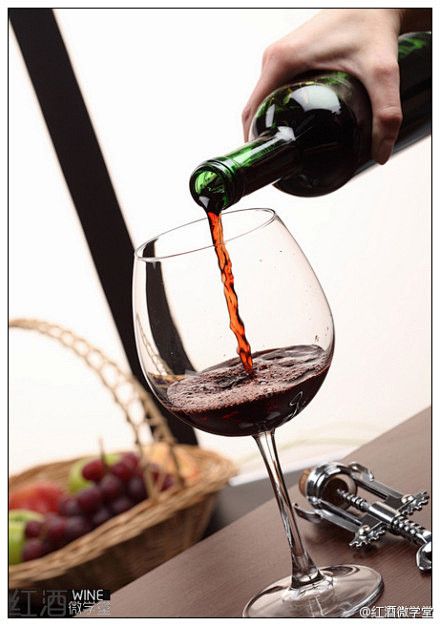 【斟酒的标准？】红酒入杯均为1/3 ；白葡萄酒斟入杯中为2/3；白兰地酒斟入杯中为一个斟倒量 (1/2)；香摈酒斟入杯中时，应先斟到1/3，待 ...