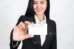 拿着空名片或名片的女商人