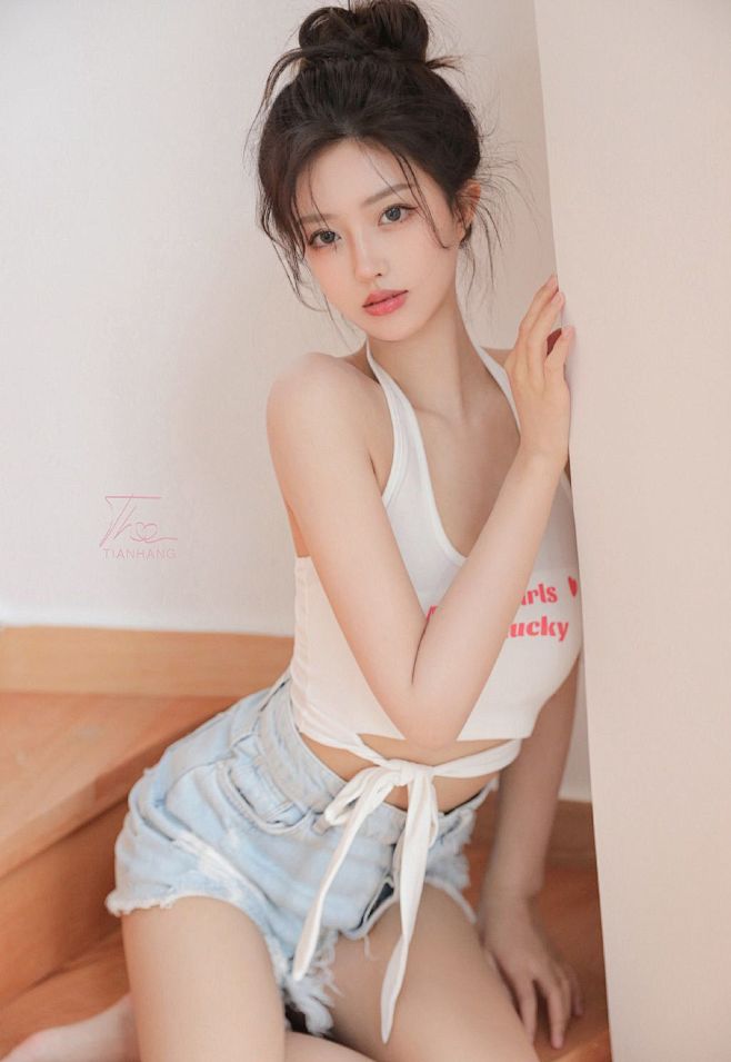 胸前的字母好可爱，漂亮粉嫩的丸子头美少女...