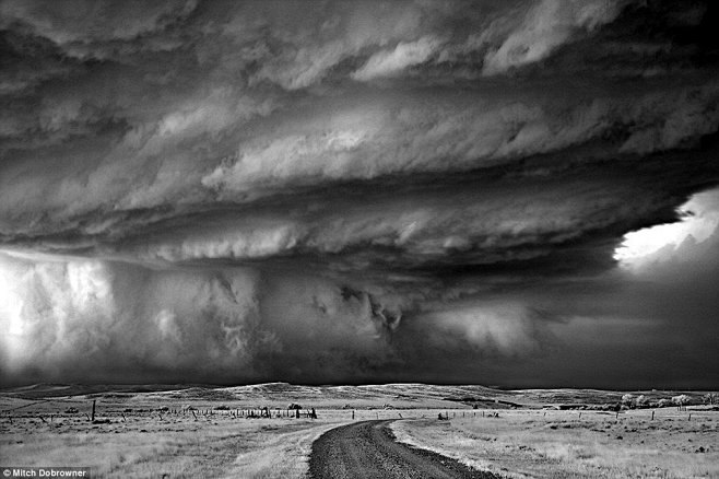 组图：美国摄影师拍摄最壮观美丽的龙卷风_...
