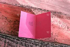 粉色木质背景的粉色卡片