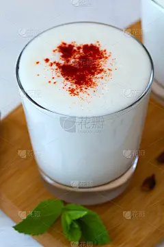 拉斯喝的时候用的是红辣椒和新鲜的绿薄荷，放在木板上。冷乳制品与香料:肉桂和八角。印度菜。副本的空间。