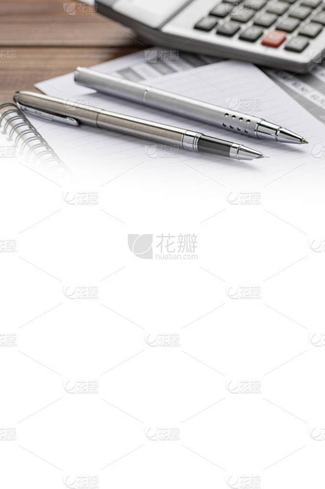 写字台，装有文件、钢笔和计算器