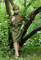 组图：俄罗斯长腿小萝莉扮成苏军玩军装秀_新闻_腾讯网
