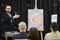 展示名画的人
