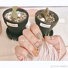 我来发红包了，祝大家新年快乐！
这是2017年9月到12月的美甲合集，之前的所有款也都有合集哈，进我主页搜索合集就能看到，方便大家查找。
2017年由于怀孕，偷偷摸摸的做了一些款，不算高产，希望你们没有嫌弃我。现在终于卸货了，2018年可以随便玩，但是也不知道有没有时间，希望你们不要 ​​​​...展开全文c