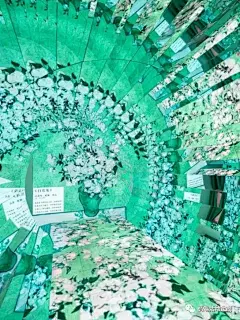 入口的小道装饰灵感取自梵高的《白玫瑰》，全方位的白玫瑰镜面装置，营造出隧道般的沉浸感。