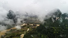 农田和山脉上方云景的鸟瞰图