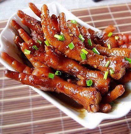   红烧鸡爪 1．鸡爪去指甲，焯水捞出；...