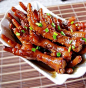   红烧鸡爪 1．鸡爪去指甲，焯水捞出；2．炒糖色，炒到鸡爪微黄；3．放入葱姜八角红辣椒炒出香味；4．老抽生抽11，米酒一碗。烧开；5．放盐，十三香，烧开；6．中小火煮十五到二十分钟大火收汁即可。出锅放点味精提味http://www.ett315.cn/