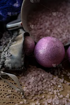 粉色浴弹球和粉色浴盐的静物