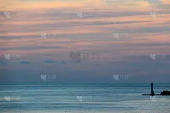 日落时平静的大海