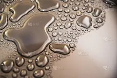 玻璃上水滴的彩色背景