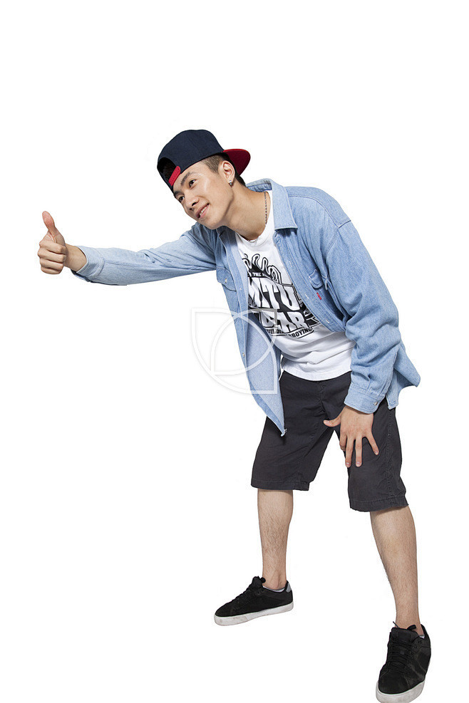 棚拍年轻男人跳街舞