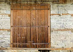 用木百叶窗关上的旧窗户