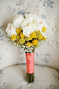 黄金球手捧花。来自：婚礼时光——关注婚礼的一切，分享最美好的时光。#手捧花#