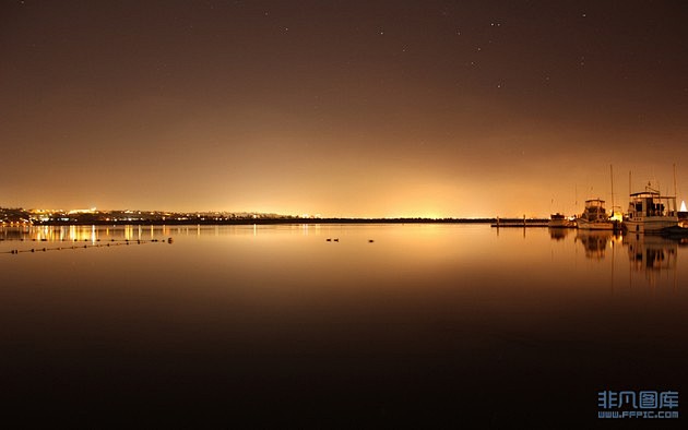 夜晚湖面美丽景色高清图片下载-非凡图库
