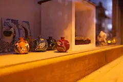 一夜飞机，在昏昏沉沉中到达伊斯坦布尔。清晨微光中，陈列着精美瓷器的街头小店橱窗，令我们眼前一亮！
土耳其的瓷器店里一定有大小不一的石榴状制品，而更令人印象深刻的是大街小巷里卖鲜榨石榴汁的小贩们。5里拉一杯，口感鲜润酸甜不一，色泽艳丽得不像真的！一路走一路喝，伴随了我们整个旅程。,seraphwang