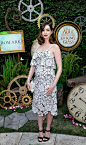 #Anne Hathaway# - 'Alice Through The Looking Glass' Event At Roseark 生完宝宝两个月后，其实还是有点肉，但是遮的不错。