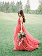 纯色新娘婚纱。来自：婚礼时光——关注婚礼的一切，分享最美好的时光。#婚纱礼服#