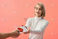 裁剪的看法的人给贺卡有吸引力的金发女友孤立在粉红色 
