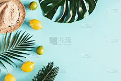 夏天组成。热带的叶子，水果在蓝色的背景。夏天的概念。平铺，俯视图，拷贝空间