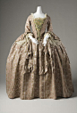 18世纪中后期洛可可风格繁复绮艳的女士长裙。在崇尚浪漫与柔美的洛可可时代，裙子的整体色调偏向轻柔明快，宽大华丽的裙撑加以大量花边、蕾丝缎带及华丽的褶皱修饰，让裙子繁花似锦，如一座行走的花园。 ​​​