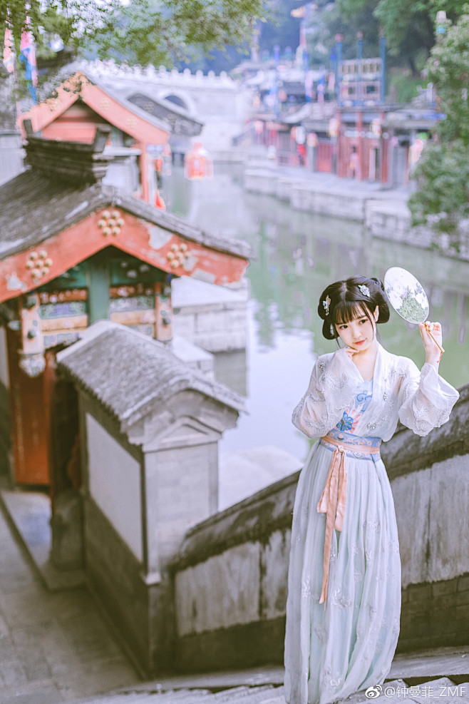 碧瓦烟昏沉柳岸，红绡香闰入梅天。

出镜...