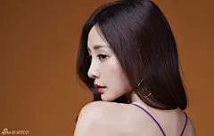 柳岩深V裸背拍海报 浅笑回眸妩媚迷离-名城娱乐网