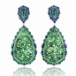 Chopard 肖邦在2017年的新高级珠宝系列「Silk Road」中推出了这对东方风格的耳坠作品，灵感来自亚洲服饰文化中的风格意象。耳坠下方镶嵌两枚雕花翡翠片，用蓝宝石来衬托翡翠的绿色。上方点缀两颗水滴素面祖母绿。