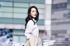 王鸥时尚街拍，美腿修长笔直，气质时尚优雅，美到无与伦比，行走的衣服架子。@王鸥Angel ​​​​