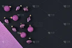 现代的季节性圣诞公寓躺在明亮的紫罗兰晃动树小装饰品的左侧和空白的黑色拷贝空间的右侧