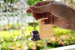 那只手拿着一个钟，上面写着它自己的名字。祈福根据佛教信仰请求祝福