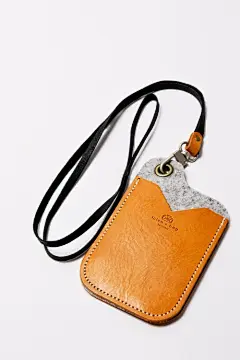 點子包【icleaXbag】 手作進口真皮證件夾 名片夾 票卡夾 皮夾 禮品 附贈禮盒包裝(棕色) - 點子包【icleaXbag】 | Pinkoi : 經驗，就是最棒的淬煉。 最珍貴的生活經歷就該被最純粹美好的事物保護著。 連證件夾都這麼用心細心地看待，哪個老闆能不喜歡你啊。  http://icleabag.com/pinkoi/dg07/IMG_5739.jpg  http://icleabag.com/pinkoi/dg07/b/newcol...