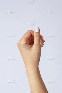 在灯光背景下做手势和手势，手拿东西